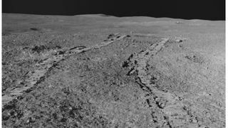 Εικόνα 1. Τα πρώτα ίχνη που άφησε το Pragyan στη σεληνιακή επιφάνεια (Πηγή: ISRO)