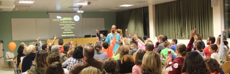 Στιγμιότυπα από παλαιότερες εκδηλώσεις Βραδιάς Ερευνητή με συμμετοχή του ΕΑΑ στο Δημόκριτο, στον Ελληνικό Κόσμο (Ίδρυμα Μείζονος Ελληνισμού) και στο Θησείο